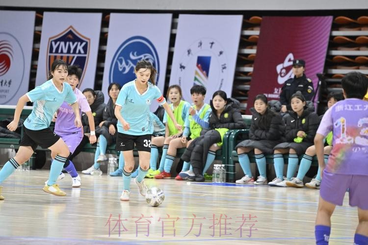 首度登顶 杭州临平乐茵斩获2025女五联赛冠军奖杯